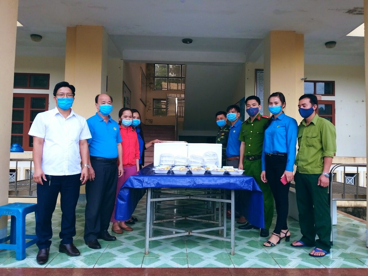Ban Nữ công LĐLĐ huyện Vũ Quang phối hợp tổ chức nấu, trao các suất ăn sáng tại khu cách ly.