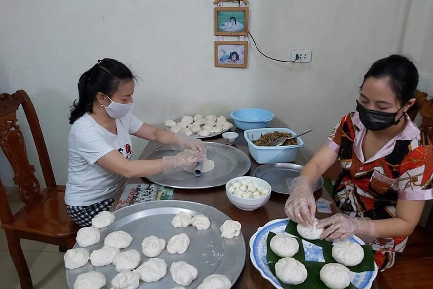 Làm hàng trăm chiếc bánh bao tặng các khu cách ly