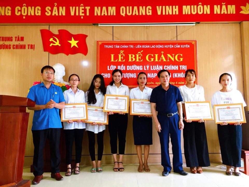 Cẩm Xuyên: Bế giảng lớp Bồi dưỡng đối tượng kết nạp Đảng khóa II năm 2020