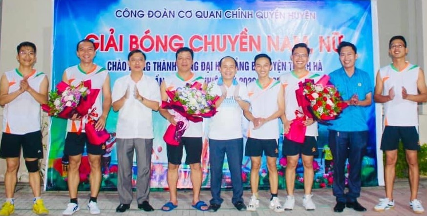 CĐ UBND huyện Thạch Hà: Tổ chức giải bóng chuyền chào mừng thành công Đại hội Đảng bộ huyện