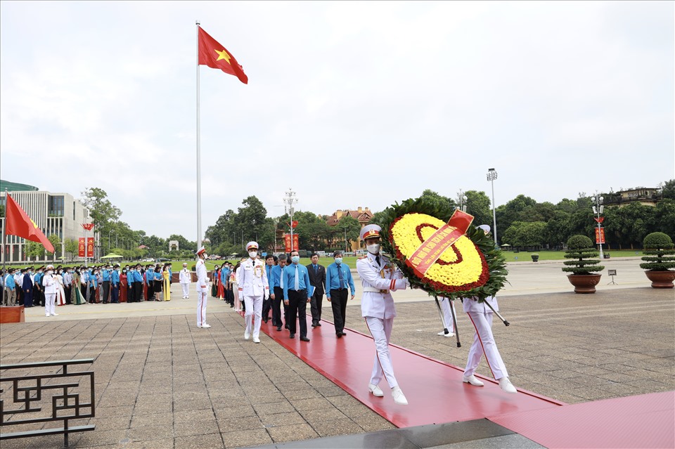 Đoàn đại biểu dự Đại hội thi đua yêu nước trong CNVCLĐ báo công dâng Bác