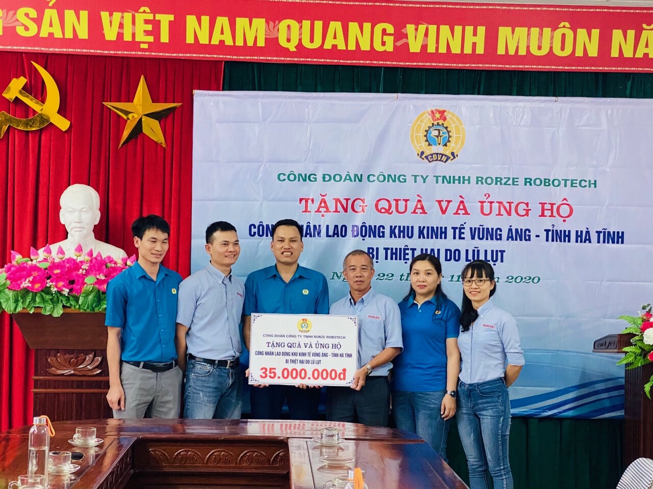 CĐ các Khu kinh tế tỉnh khâu nối các đoàn thiện nguyện trao quà cho CNLĐ, nhân dân, trường học vùng lũ