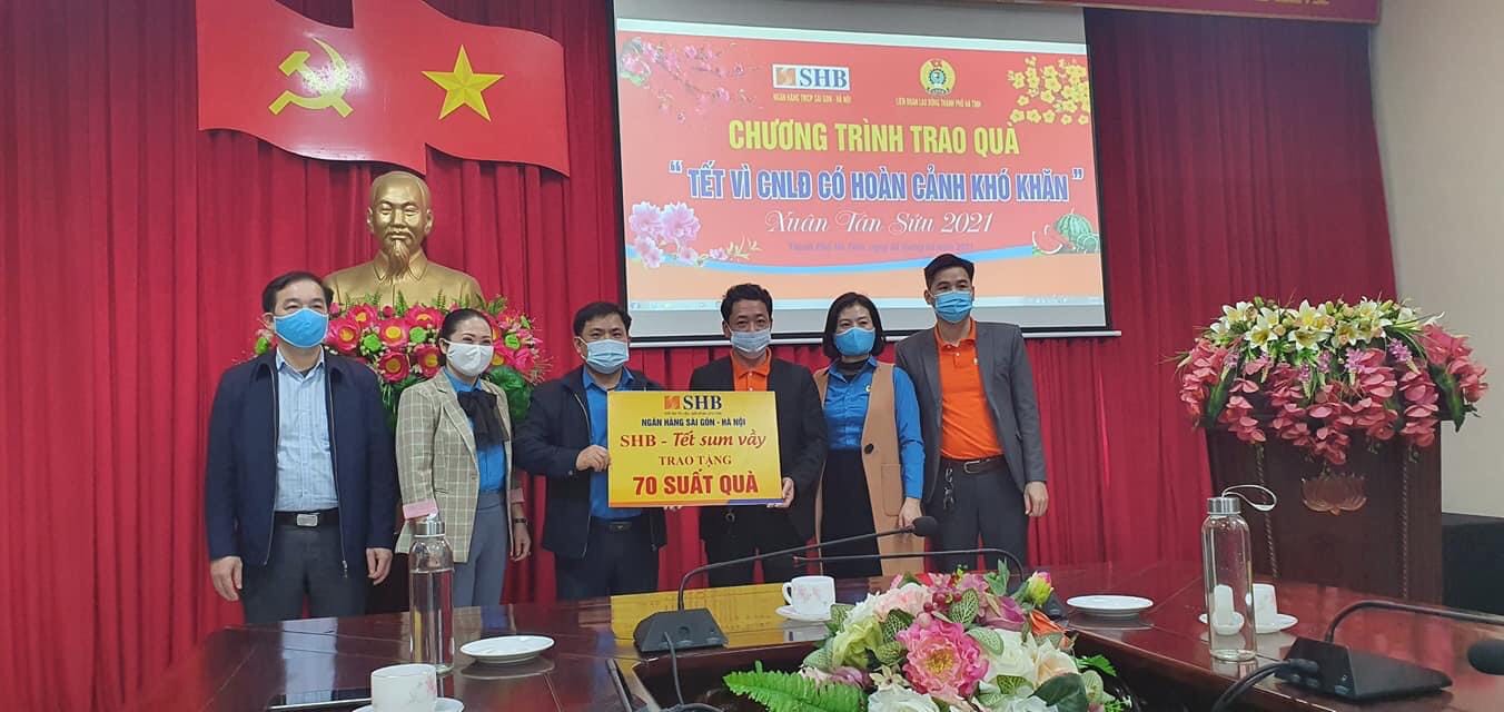 Ngân hàng TMCP Sài Gòn - Hà Nội (SHB) chi nhánh Hà Tĩnh tặng quà Tết  cho CNVCLĐ Thành phố có hoàn cảnh khó khăn Xuân Tân Sửu - 2021