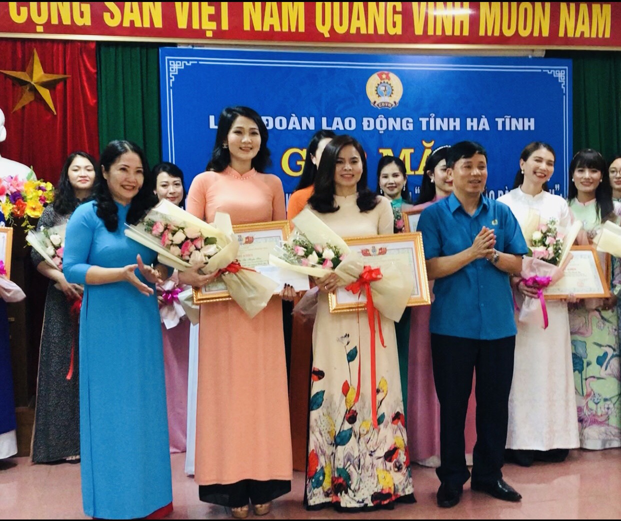 Gặp mặt thí sinh tham dự và đạt giải vòng chung kết cuộc thi “Duyên dáng áo dài qua ảnh” và “Nét đẹp Công đoàn và người lao động”