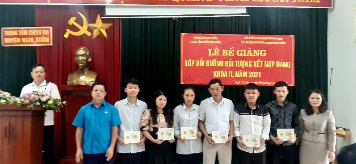 Nghi Xuân: Bế giảng lớp bồi dưỡng kết nạp đối tượng đảng năm 2021 