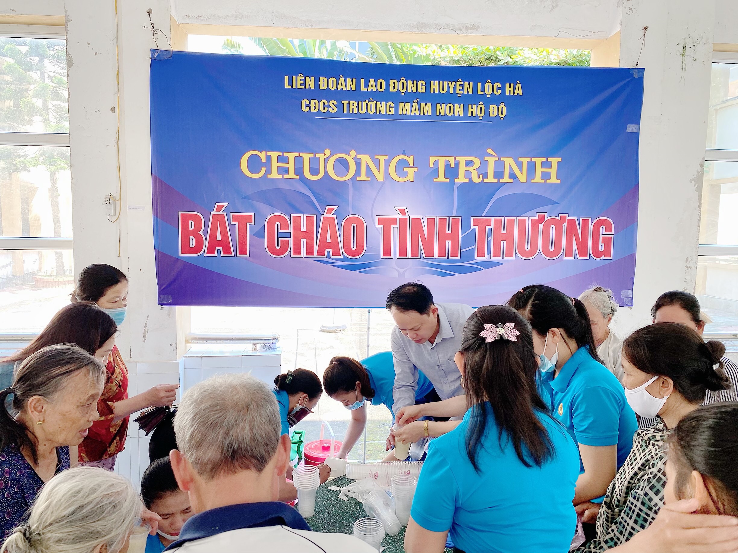 CĐ Trường Mầm non Hộ Độ tổ chức hoạt động “Bát cháo tình thương”