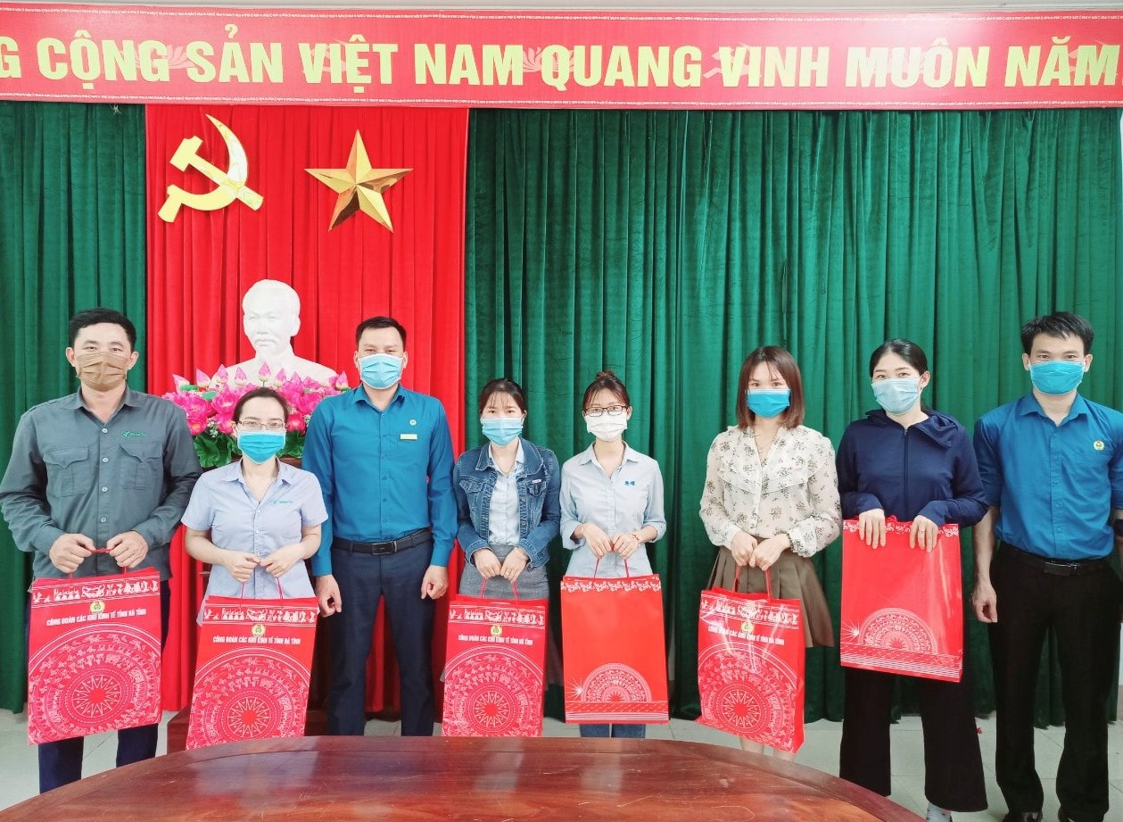 CĐ các Khu kinh tế tỉnh: Tặng quà cho đoàn viên, công nhân lao động nhân dịp Tháng Công nhân năm 2021