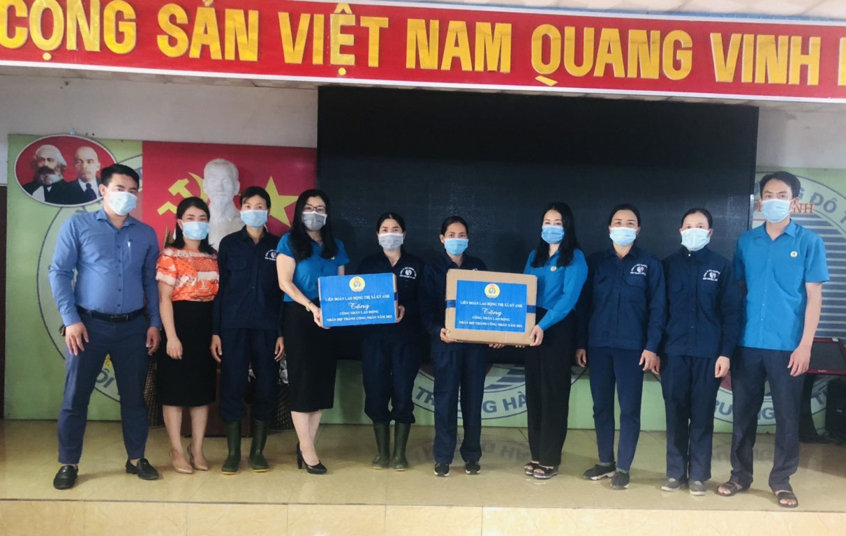 Thị xã Kỳ Anh: Làm việc với lãnh đạo doanh nghiệp và tặng quà CNLĐ động nhân dịp Tháng Công nhân