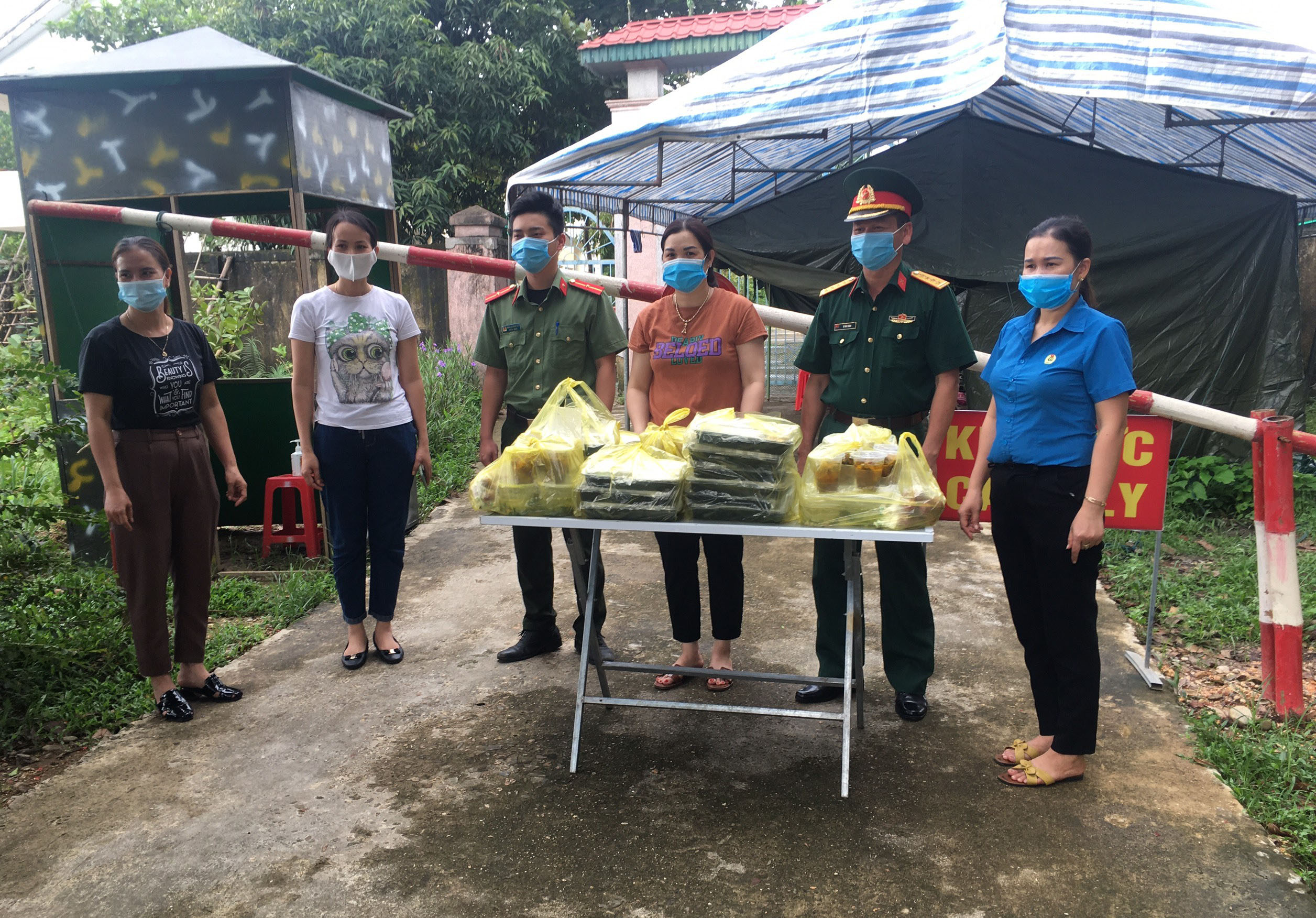 Hương Khê: Những suất cơm nghĩa tình của chị em Nữ công với điểm cách ly y tế tập trung của huyện