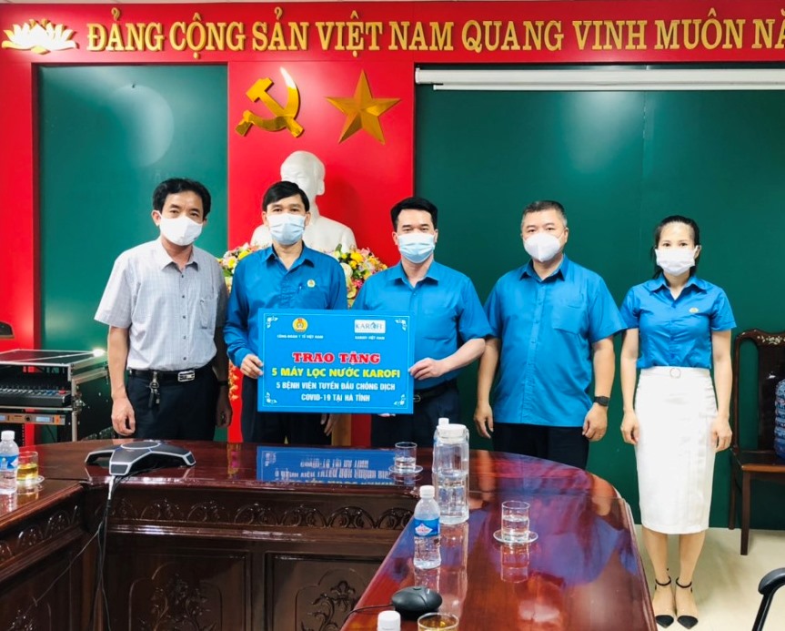 Công đoàn Y tế Việt Nam tặng quà cho tuyến đầu chống dịch tại Hà Tĩnh