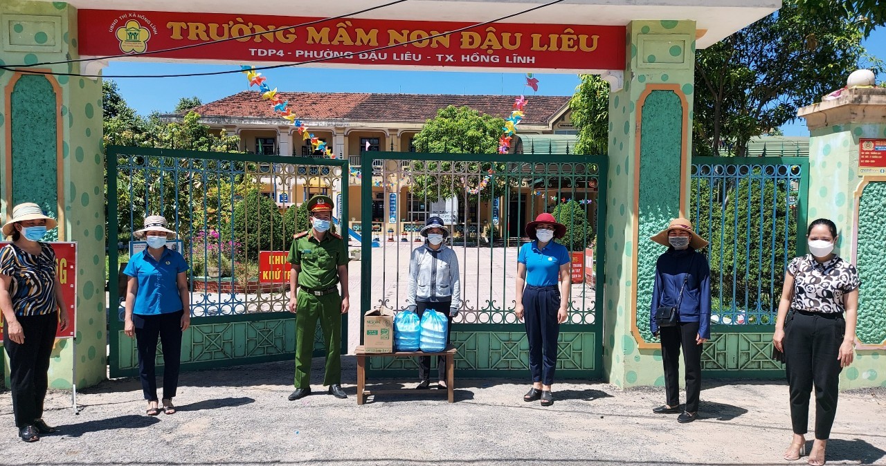 Hồng Lĩnh: Ấm lòng những suất cơm của cán bộ, đoàn viên Công đoàn hỗ trợ tuyến đầu chống dịch và khu cách ly