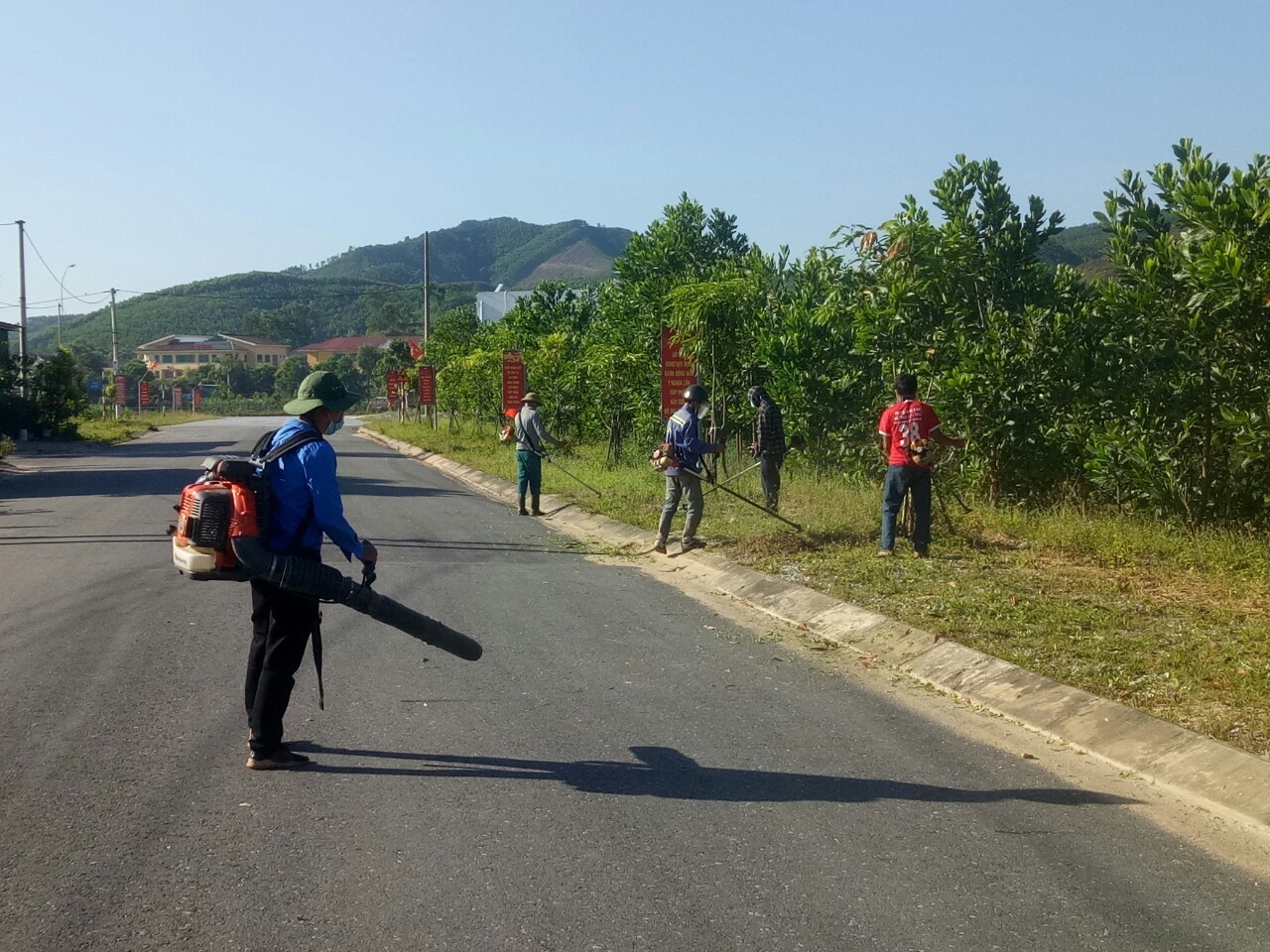 Đoàn viên công đoàn Vũ Quang tham gia xây dựng Nông thôn mới kết hợp phòng chống dịch Covid-19