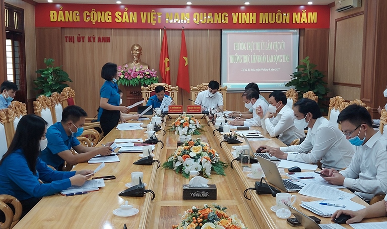 Thường trực Liên đoàn Lao động tỉnh làm việc với Thường trực Thị ủy Kỳ Anh