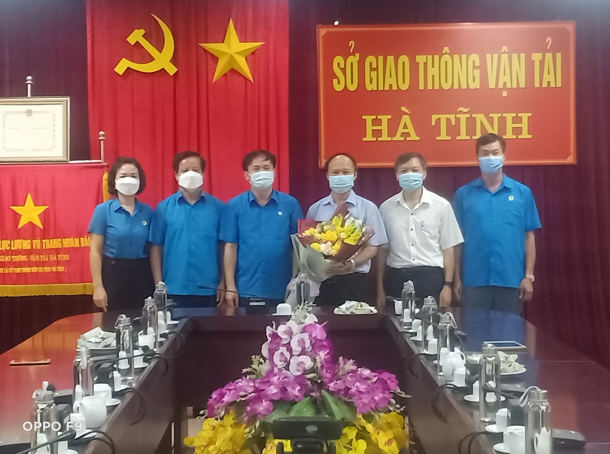 Đón nhận tình cảm tổ chức Công đoàn nhân kỷ niệm 76 năm Ngày truyền thống Ngành Giao thông vận tải Việt Nam