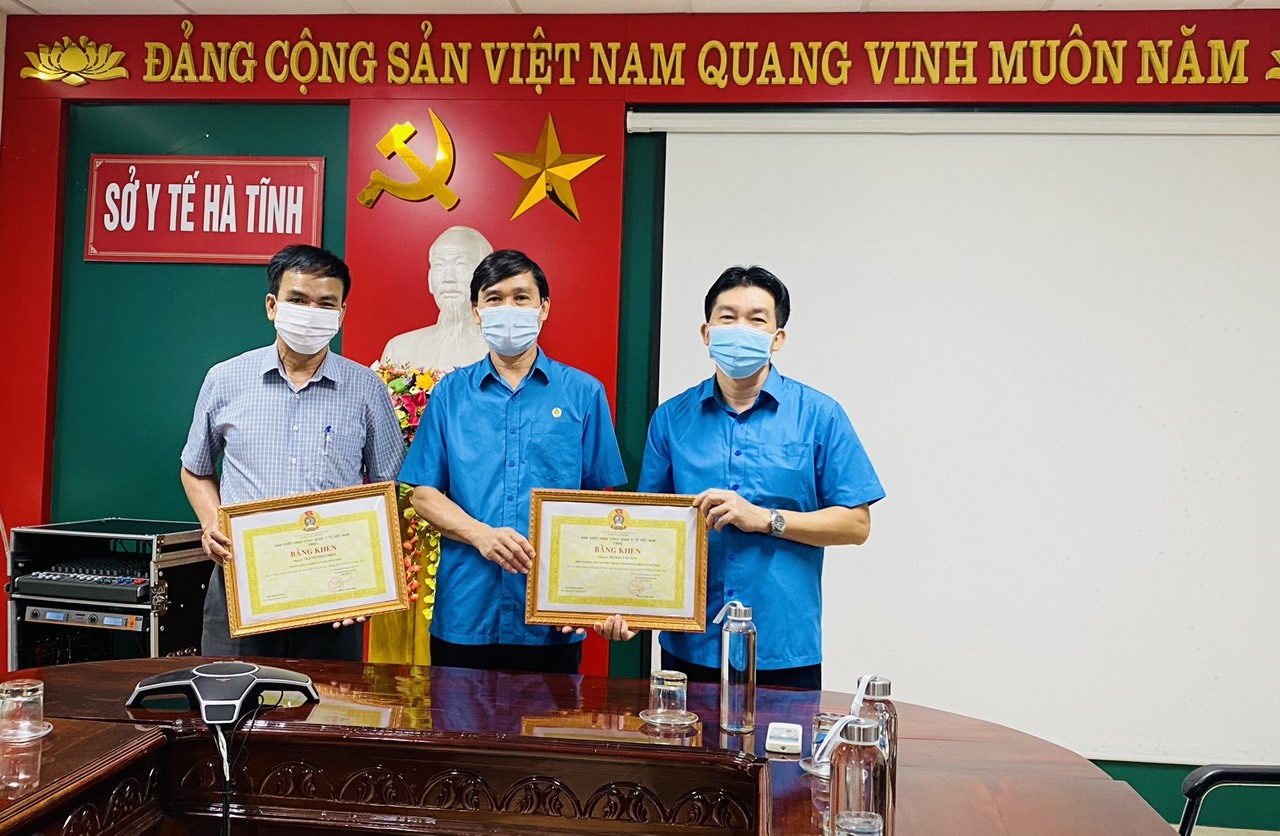 CĐN Y tế: Trao tặng bằng khen đột xuất trong công tác phòng, chống Covid-19 của Công đoàn Y tế Việt Nam