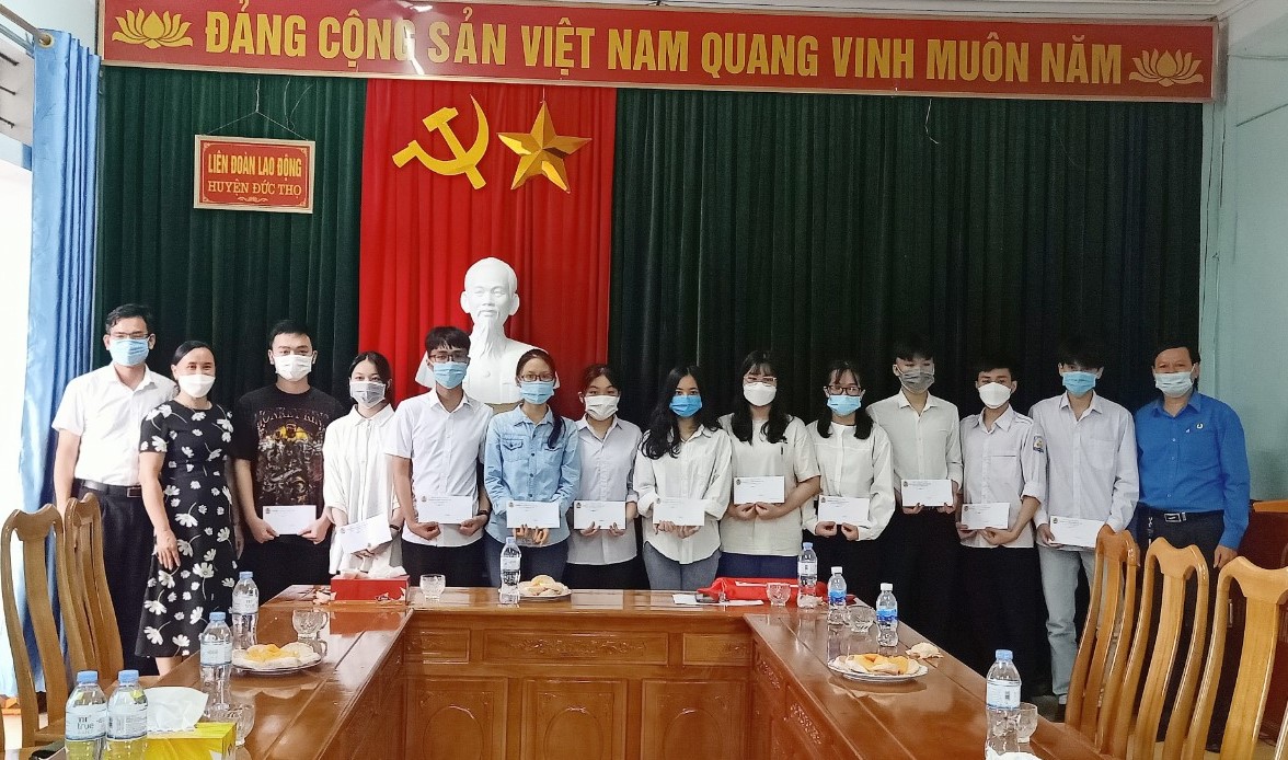 Đức Thọ: Gặp mặt, tuyên dương con cán bộ CĐCS đậu đại học năm 2021