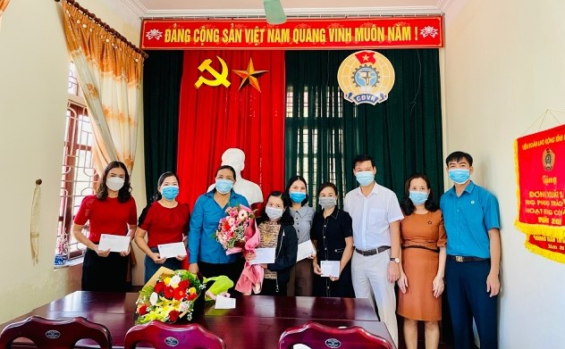 Can Lộc: Tặng quà nữ CNVCLĐ có hoàn cảnh khó khăn, bị bệnh hiểm nghèo nhân Ngày Phụ nữ Việt Nam 20/10