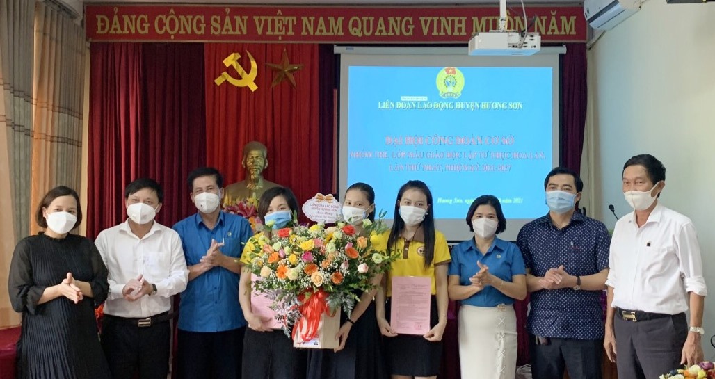 Hương Sơn: Công bố quyết định công nhận CĐCS Nhóm trẻ, lớp mẫu giáo độc lập Tư thục Hoa Lan