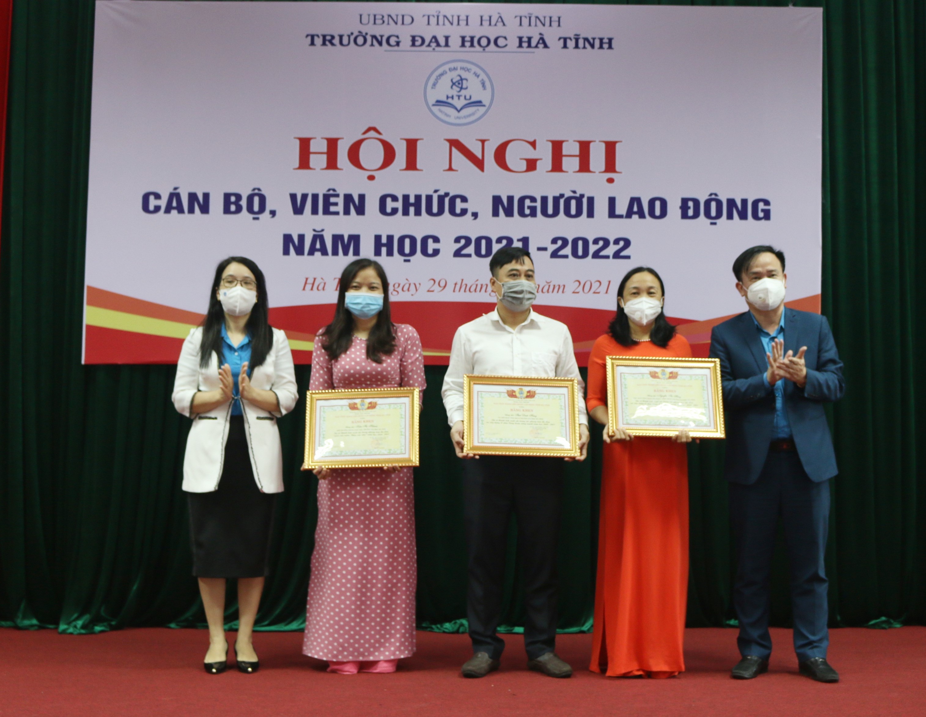 Thường trực Liên đoàn Lao động tỉnh dự và chỉ đạo Hội nghị cán bộ, viên chức, người lao động năm học 2021-2022 tại Trường Đại học Hà Tĩnh