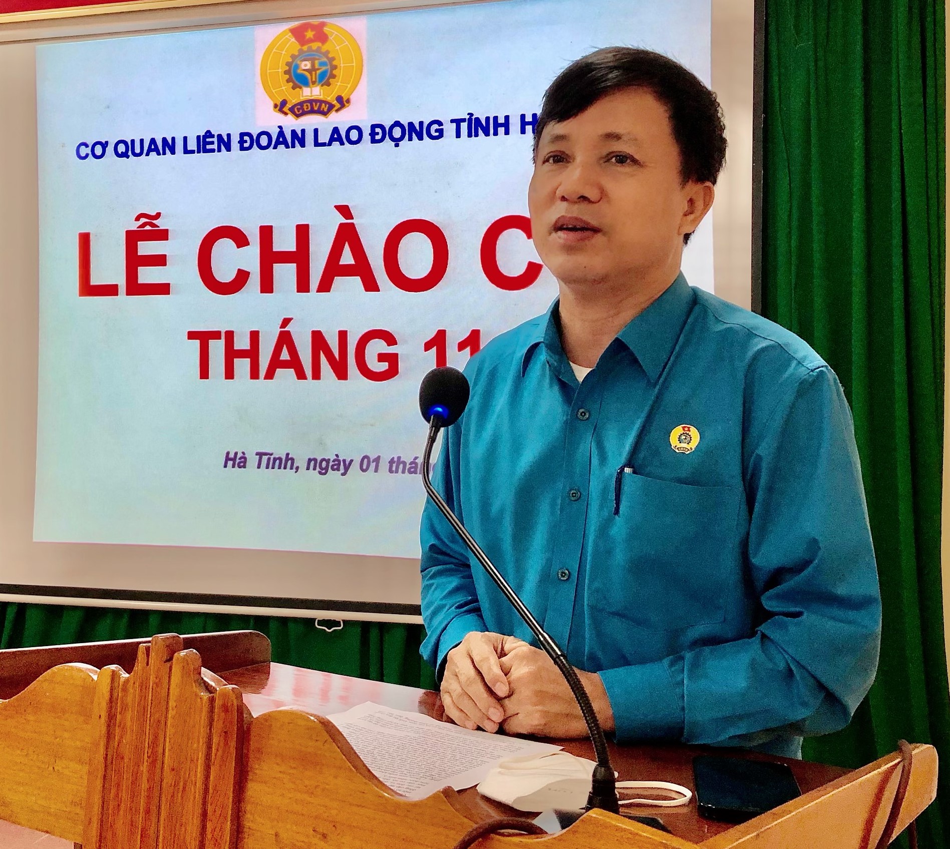 Cơ quan LĐLĐ tỉnh tổ chức chào cờ đầu tháng và giao ban tháng 11/2021