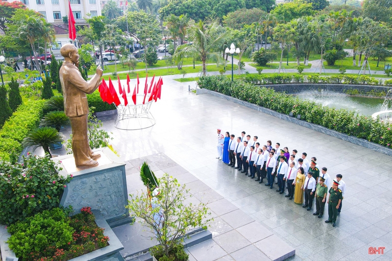 Lãnh đạo tỉnh dâng hương tưởng niệm 135 năm Ngày sinh Chủ tịch Hồ Chí Minh