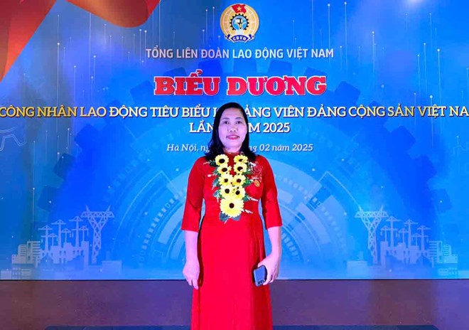 Nữ đảng viên công nhân tiêu biểu