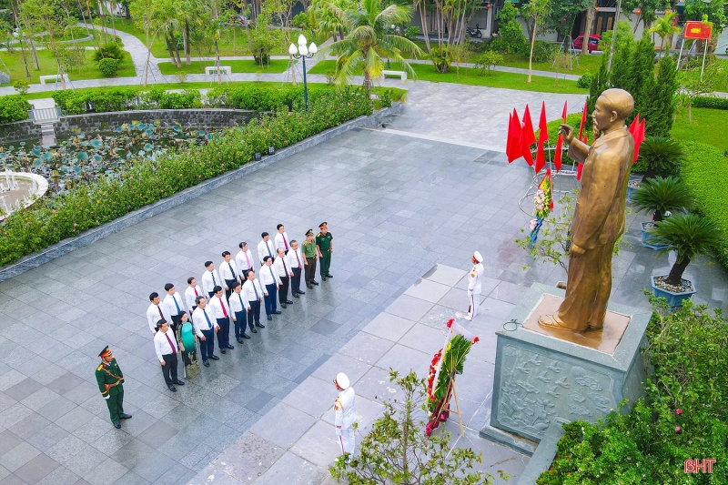Lãnh đạo tỉnh dâng hương tưởng niệm Chủ tịch Hồ Chí Minh