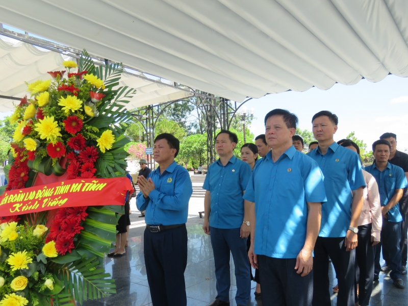 Ban Thường vụ LĐLĐ tỉnh dâng hương tưởng niệm các anh hùng liệt sĩ tại Nghĩa trang Trường Sơn, Đường 9 