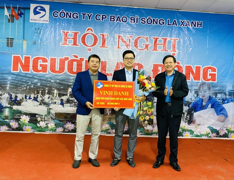 Công ty Cổ phần bao bì Sông La Xanh khen thưởng 80 triệu đồng cho cá nhân xuất sắc năm 2024 