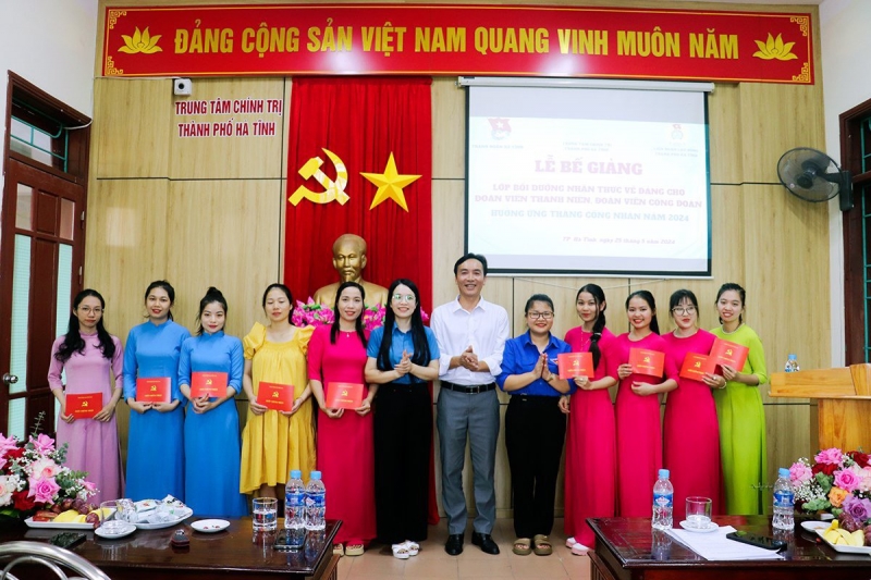 Liên đoàn Lao động thành phố Hà Tĩnh: Bế giảng lớp nhận thức về Đảng cho đoàn viên ưu tú hưởng ứng Tháng Công nhân năm 2024