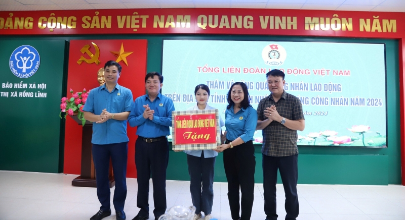 Đoàn công tác Tổng Liên đoàn Lao động Việt Nam tặng quà cho công nhân lao động tại tỉnh Hà Tĩnh nhân dịp Tháng Công nhân năm 2024