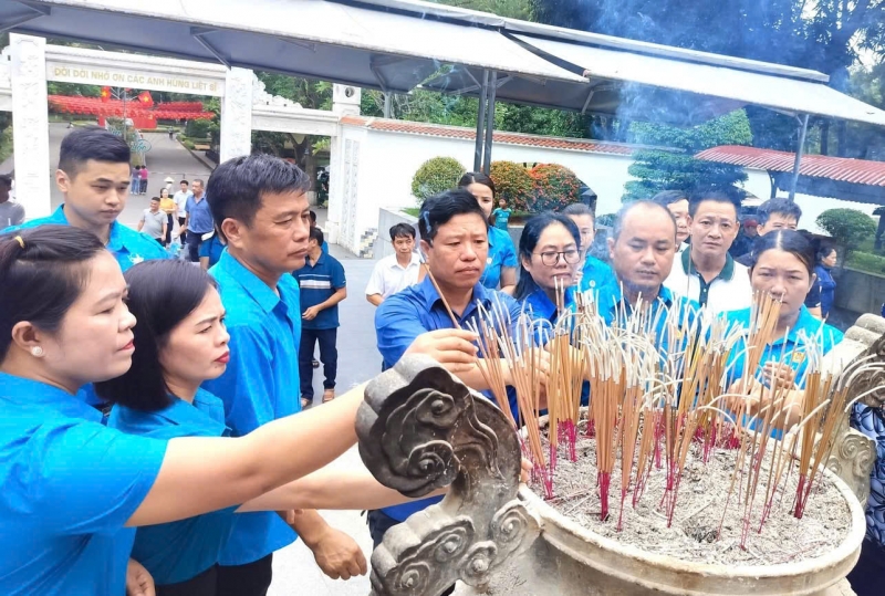 CĐCS Trung tâm Y tế Thạch Hà dâng hương tri ân các địa chỉ đỏ nhân kỷ niệm 78 năm Ngày Thương binh Liệt sỹ