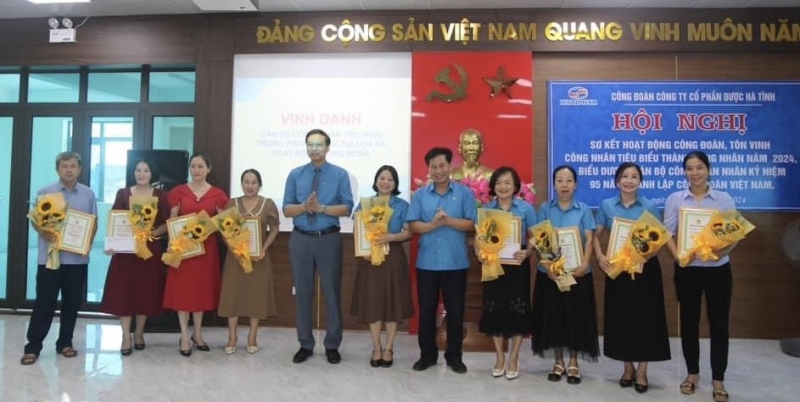 CĐCS Công ty cổ phần Dược Hà Tĩnh biểu dương cán bộ CĐCS tiêu biểu nhân kỷ niệm 95 năm Ngày thành lập Công đoàn Việt Nam