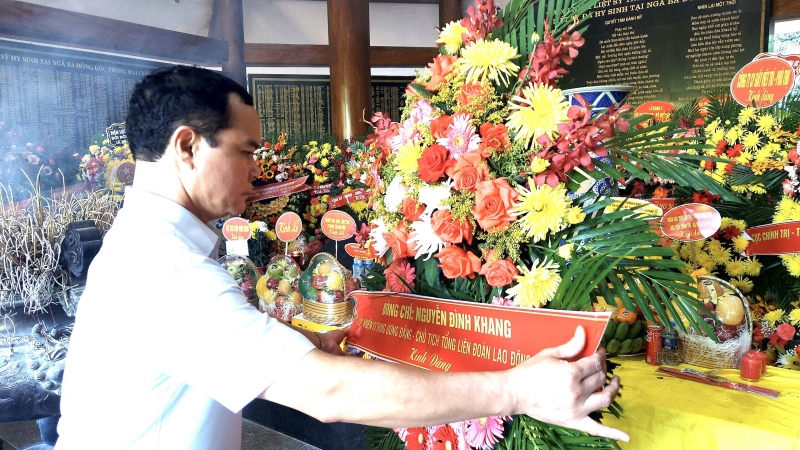 Chủ tịch Tổng LĐLĐ Việt Nam dâng hương tại di tích Ngã ba Đồng Lộc