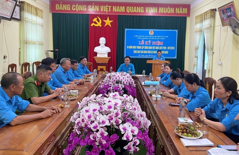 CĐCS xã Kỳ Châu: Gặp mặt nhân kỷ niệm 94 năm Ngày thành lập Công đoàn Việt Nam, tặng quà cho đoàn viên có hoàn cảnh khó khăn
