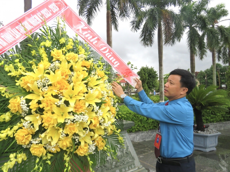 Đại biểu Đại hội Công đoàn tỉnh Hà Tĩnh dâng hương, báo công với Bác