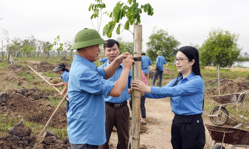 TP. Hà Tĩnh: Ra quân trồng cây xanh tại hồ điều hòa Bến Đá, xã Đồng Môn