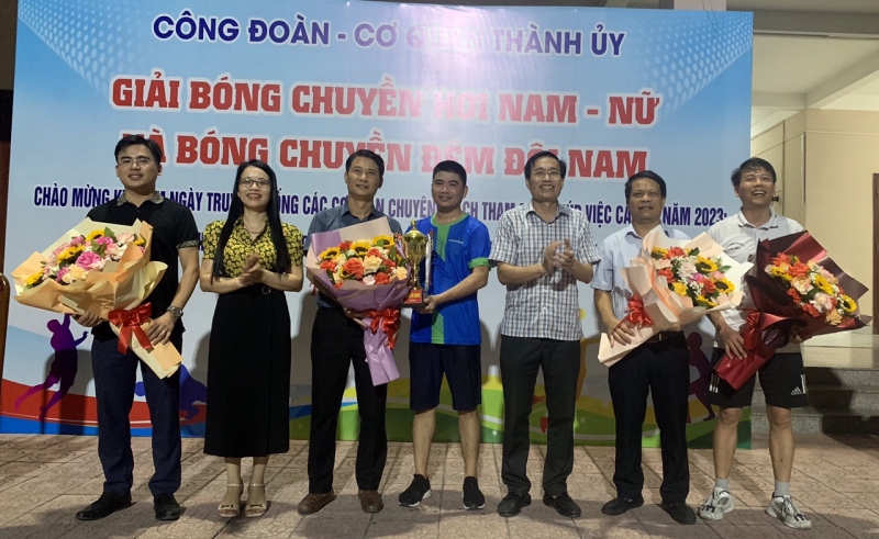 CĐ Cơ quan Thành ủy TP. Hà Tĩnh: Giải bóng chuyền chào mừng kỷ niệm ngày truyền thống các Ban xây dựng Đảng và Văn phòng cấp ủy
