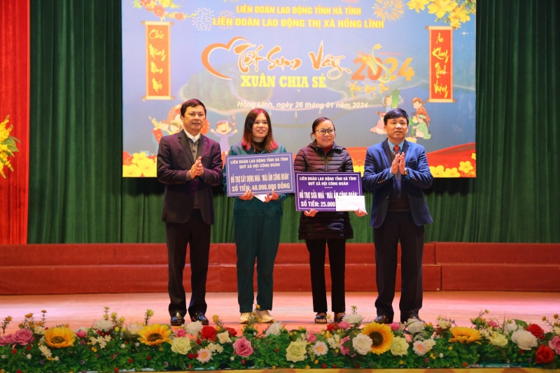 LĐLĐ thị xã Hồng Lĩnh trao 344 cho CNVCLĐ tại Chương trình “Tết sum vầy - Xuân chia sẻ” năm 2024