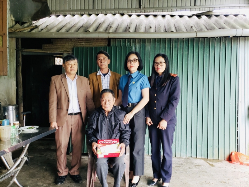 Công đoàn Viện KSND huyện Thạch Hà tặng quà cho các gia đình có hoàn cảnh khó khăn nhân dịp Xuân Giáp Thìn năm 2024
