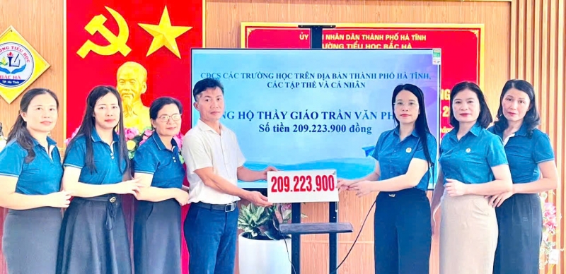 LĐLĐ thành phố Hà Tĩnh: Trao hỗ trợ hơn 200 triệu đồng cho đoàn viên có hoàn cảnh khó khăn, con bị bệnh hiểm nghèo.