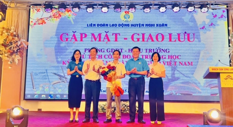 Nghi Xuân: Gặp mặt - Giao lưu nhân kỷ niệm 42 năm Ngày Nhà giáo Việt Nam 20/11