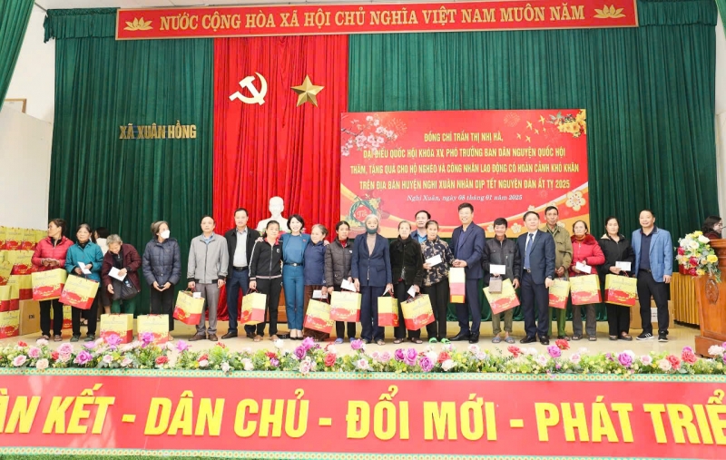 Phó Trưởng Ban Dân nguyện Quốc hội thăm và tặng quà tết cho đoàn viên, người lao động, hộ nghèo thuộc địa bàn huyện Nghi Xuân.