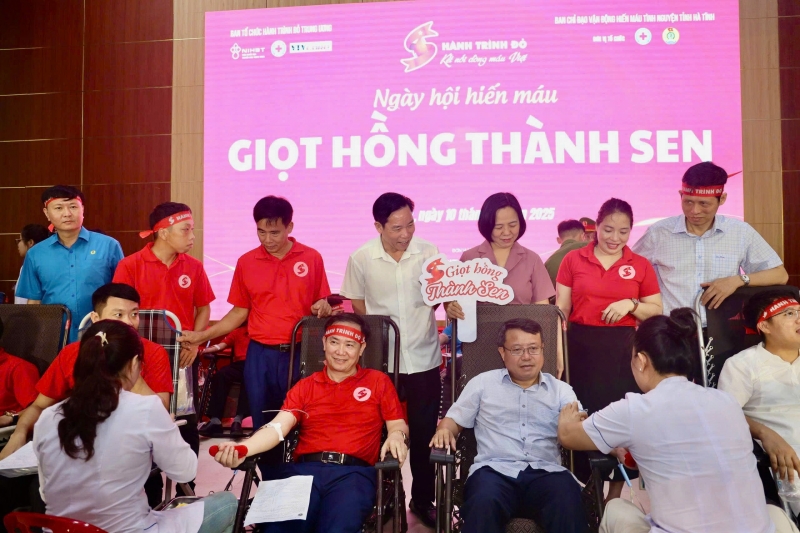 Gần 700 tình nguyện viên là cán bộ, đoàn viên, CNVCLĐ tham gia hiến máu tại Ngày hội “Giọt hồng Thành sen”