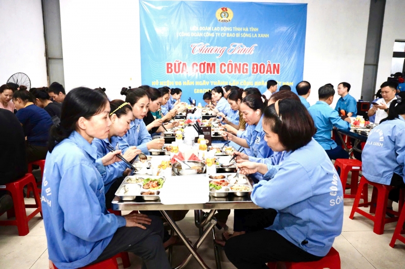 Tổ chức “Bữa cơm Công đoàn” tại Công ty CP Bao bì Sông La Xanh 