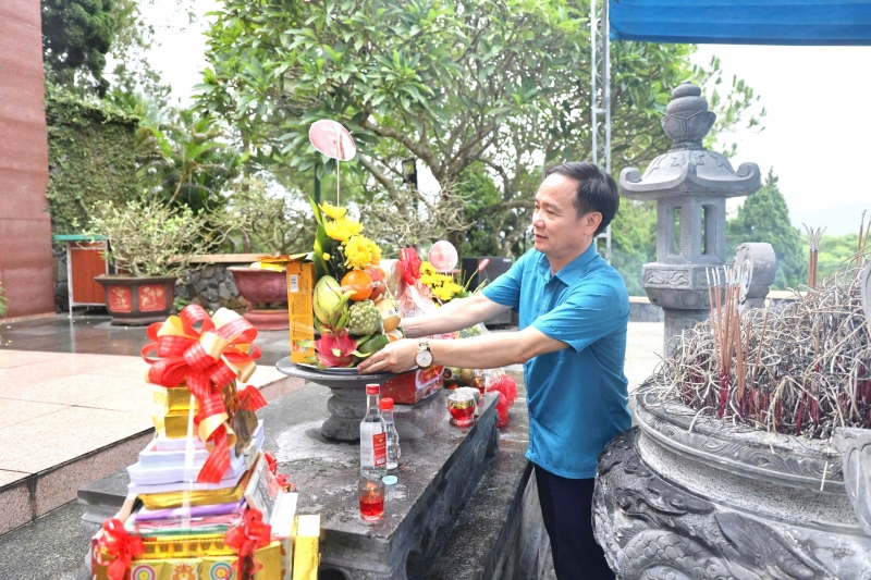 Đoàn công tác Ban Thường vụ Liên đoàn Lao động tỉnh dâng hương tại các địa chỉ đỏ trong tỉnh