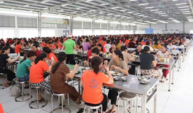 Hơn 1.400 công nhân lao động Công ty TNHH may mặc xuất khẩu Appareltech Hà Tĩnh tham gia “Bữa cơm Công đoàn” 