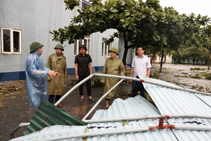 LĐLĐ tỉnh trực tiếp nắm tình hình, động viên Công ty TNHH Khách sạn Công đoàn Hà Tĩnh khắc phục khó khăn sau bão số 5 (Bão Kajiki).