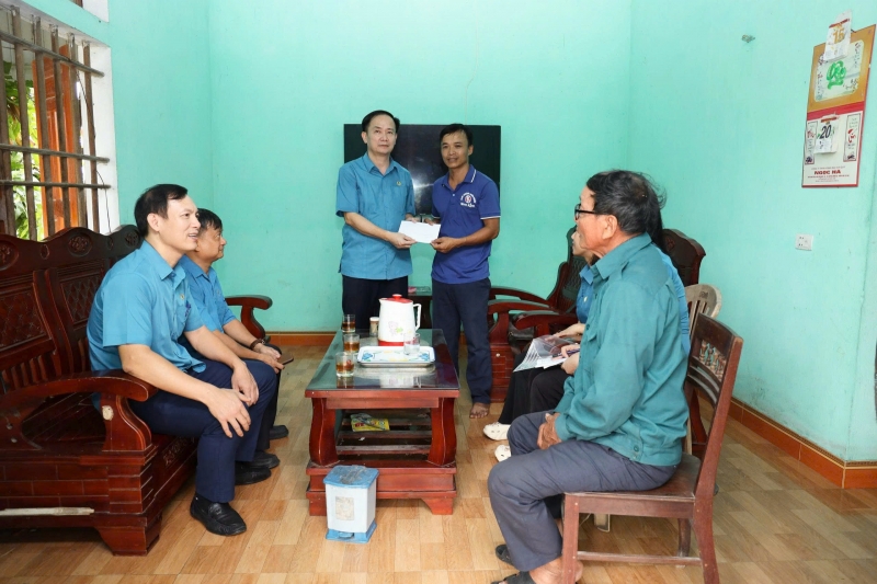 Liên đoàn Lao động tỉnh kịp thời thăm hỏi, hỗ trợ đoàn viên bị thiệt hại do bão số 5