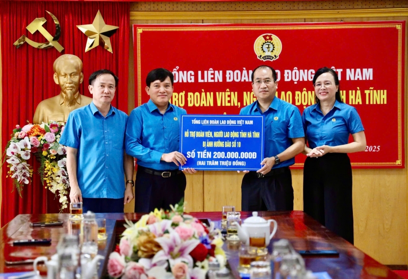 Tổng LĐLĐ Việt Nam hỗ trợ đoàn viên, người lao động Hà Tĩnh bị ảnh hưởng bão số 10